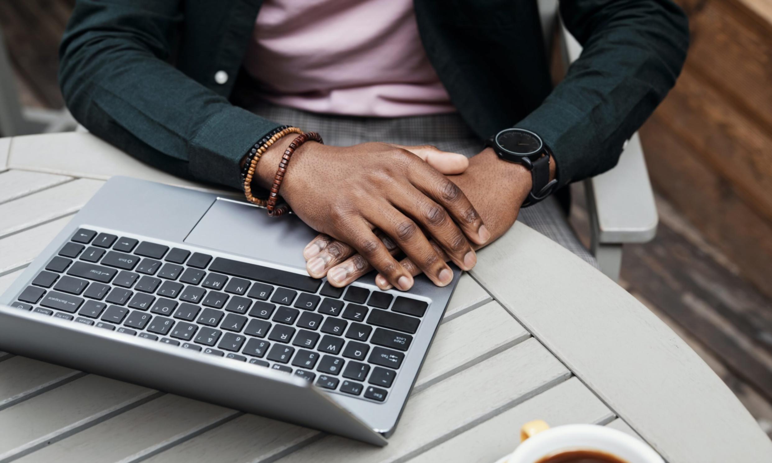 Estudiante analizando estados financieros en sesión online de análisis fundamental